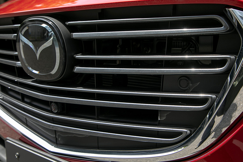 フロントグリルは2本のラインをひと組にしたフィンへ変更。従来型よりスッキリした顔つきになった。ヘッドライトからグリル下のラインで作るシグネチャーウィングが際立つデザインだ