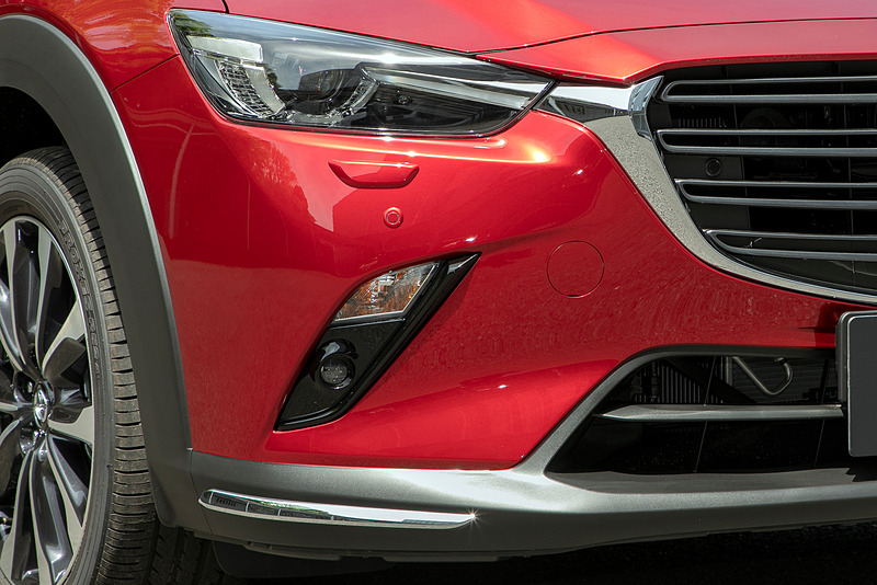 フォグランプのベゼルやピラーガーニッシュ、それにサイドガーニッシュはつや消しからグロスブラックに変更。光沢が出たことで高級感が増した