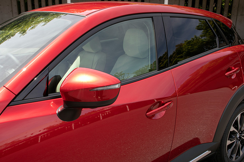 フォグランプのベゼルやピラーガーニッシュ、それにサイドガーニッシュはつや消しからグロスブラックに変更。光沢が出たことで高級感が増した