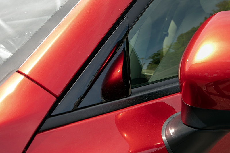 フォグランプのベゼルやピラーガーニッシュ、それにサイドガーニッシュはつや消しからグロスブラックに変更。光沢が出たことで高級感が増した