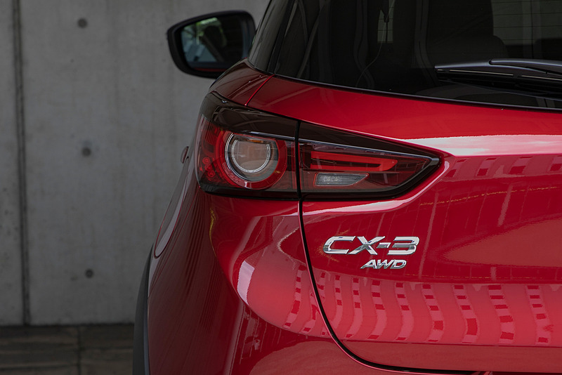 リアコンビネーションランプの点灯パターン。円と水平ラインの組み合わせでメカニカル感あるデザインになった