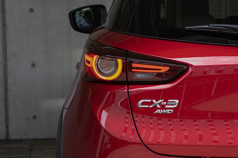 リアコンビネーションランプの点灯パターン。円と水平ラインの組み合わせでメカニカル感あるデザインになった