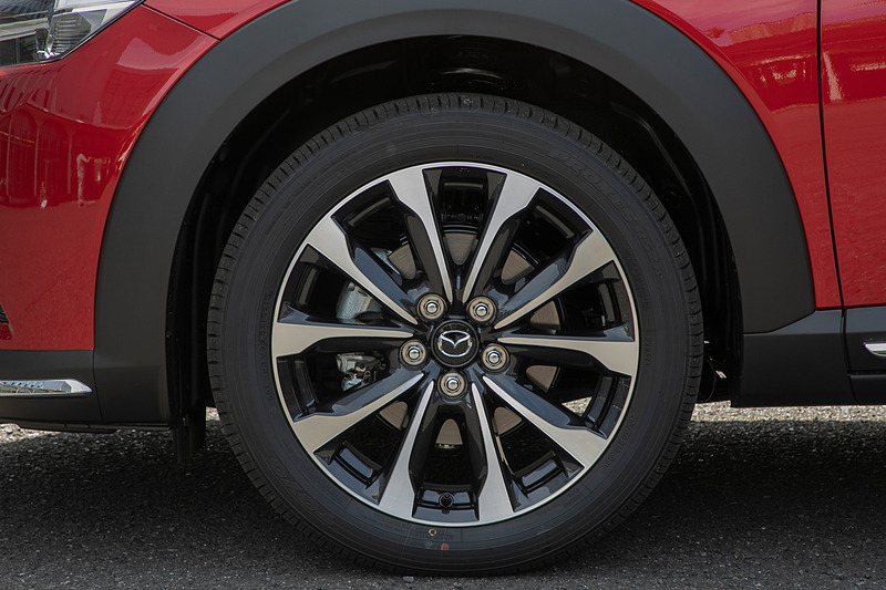 標準車の18インチアルミホイール。サイズ以上に大きく見える彫刻的なデザインとした。スポーク面は切削断面加工が入る