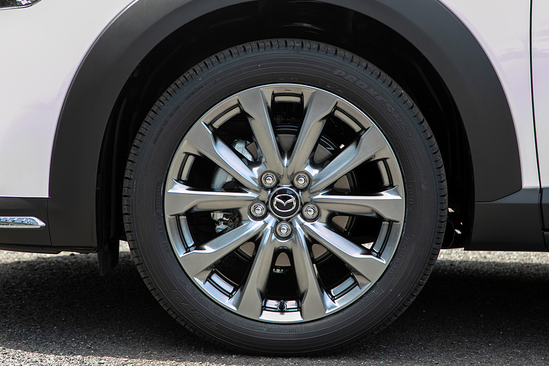 Exclusive Modsの専用アルミホイール。デザイン、径は標準車と同じだが、高輝度ダーク塗装を施すことでイメージがずいぶん変わっている