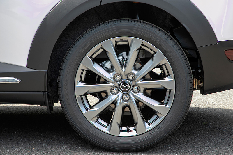 Exclusive Modsの専用アルミホイール。デザイン、径は標準車と同じだが、高輝度ダーク塗装を施すことでイメージがずいぶん変わっている