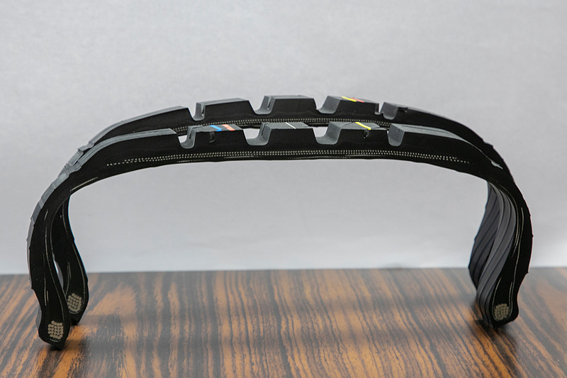 タイヤのたわみまで計算し、理想とする操安性能や乗り心地を実現。写真はタイヤの断面で、手前が改良版のタイヤ。サイドウォールがソフトなので置いたときのたわみが大きいのが分かる