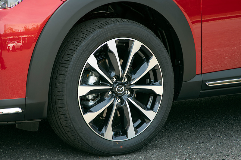 サイドウォールの剛性を5％低減しただけでなく、接地形状をフラットにするといった変更が行なわれた