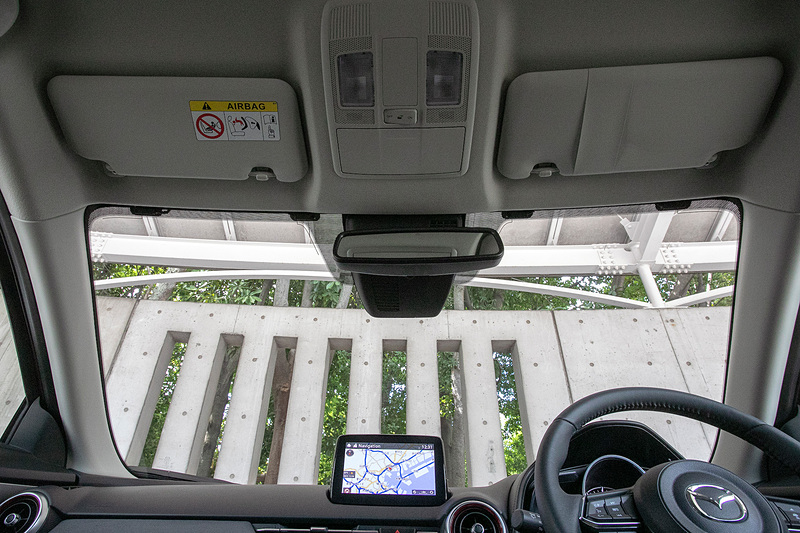 室内の騒音を徹底的に研究し、不快と思う音の低減だけでなく、人の声の周波数帯と重なる騒音を軽減する作りとした。ヘッドライナーの厚みを増やしたのもその一環