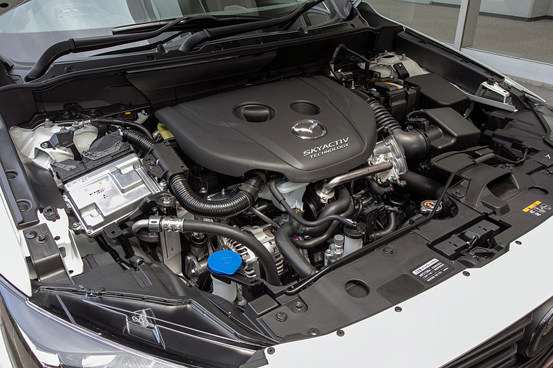 SKYACTIV-Dは排気量を1.5リッターから1.8リッターにアップ。コンロッドやクランクの軽量化を行なっているので、エンジンのトータル重量は1.5リッターと同等レベル。最高出力は85kW（116PS）/4000rpm、最大トルクは270N・m（27.5kgf・m）/1600-2600rpm