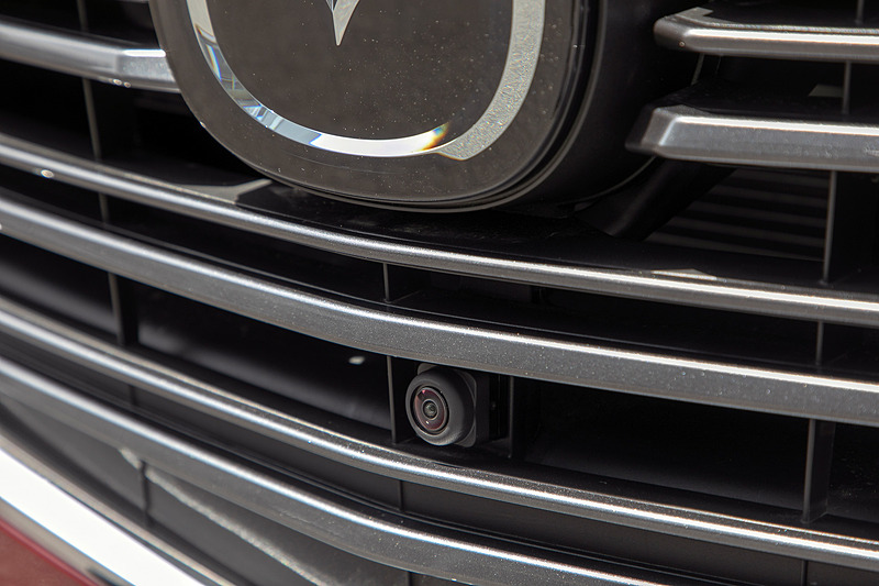 マツダ・レーダー・クルーズ・コントロール（MRCC）は0km/hから追従可能になった。「360°ビュー・モニター」用カメラはマツダエンブレムの下にある