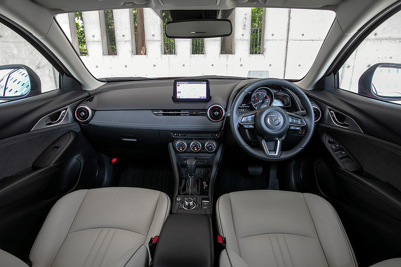 センターコンソール、インテリアソフトパッドがデザイン変更。シートは色と素材が変更になった