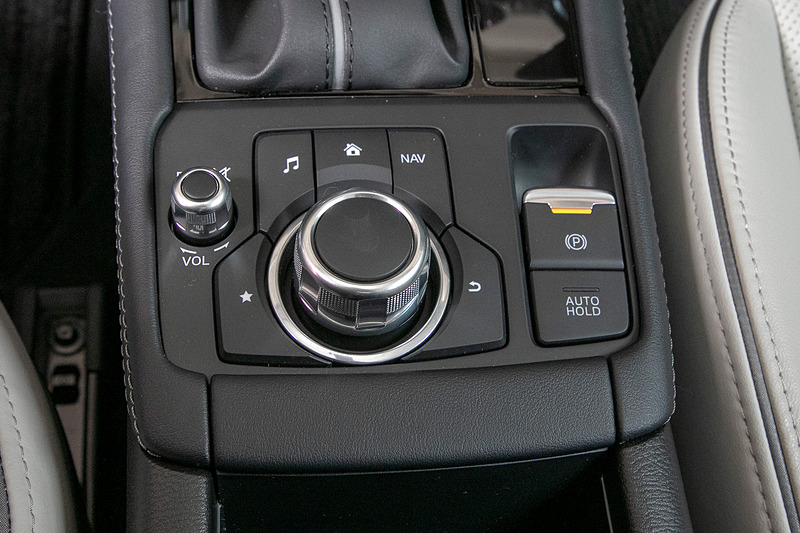 コマンダースイッチの位置を前へ出し、センターへ配置。スイッチ自体も小型化されダイヤルの形状も変更。右にパーキングスイッチが付く