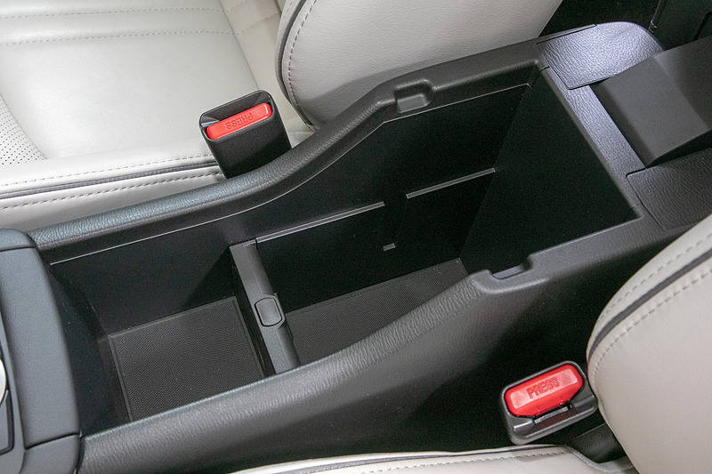 ドリンクホルダーは内部の仕切りの設定でスペースの変更が可能