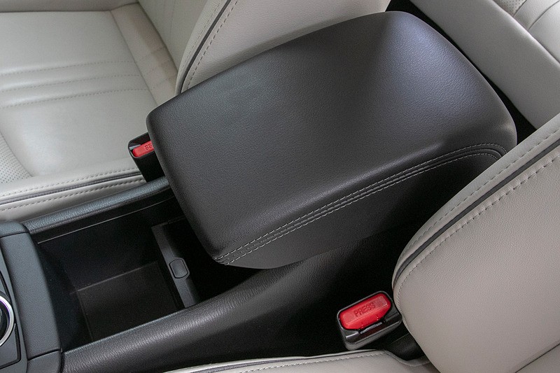 要望の多かったアームレストを新設。マルチボックスのふたも兼ねていて、引き起こすこともできる