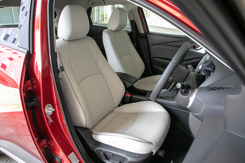 L Packageの内装。色は「ピュアホワイトレザーシート＆グレー内装」で、「ブラックレザーシート＆グレー内装」も設定されている。ドアトリムにはグレーの合成皮革が使われる