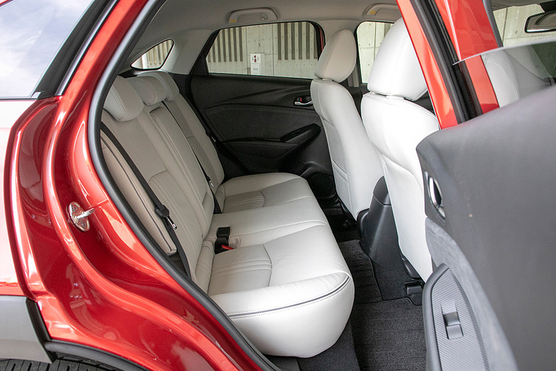 L Packageの内装。色は「ピュアホワイトレザーシート＆グレー内装」で、「ブラックレザーシート＆グレー内装」も設定されている。ドアトリムにはグレーの合成皮革が使われる