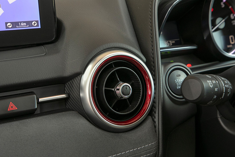 エアコンルーバーリングの内側にはビターレッドという新色を差し色として使っている