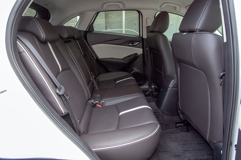 CX-3は女性ユーザーが多いのも特徴。そこでハイセンスな女性にも似合うモデルとしてExclusive Modsを用意。シート素材にはディープレッドのナッパレザーを使用。ナッパレザーはマツダ車のシート素材で最も上質なものだという