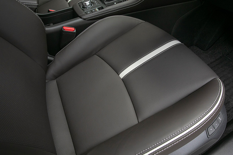 素材から新たに作ることで、パンチングレザーでも真っ直ぐに並ぶ縫い目を実現している