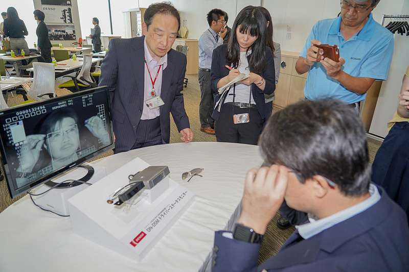 サングラスをかけても確認できるが、透過率が低いモノに関しては難しい。製品としての開発ターゲットは12.5％ぐらいを目指しているという