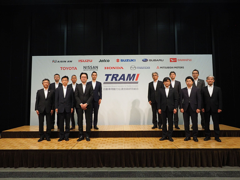 TRAMI理事長と組合全11社によるフォトッセッション