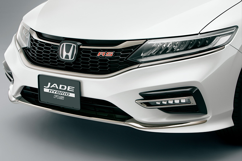 前後バンパーに追加する「ロアガーニッシュ」。写真はブラッククロームメッキで、それぞれ3万2400円