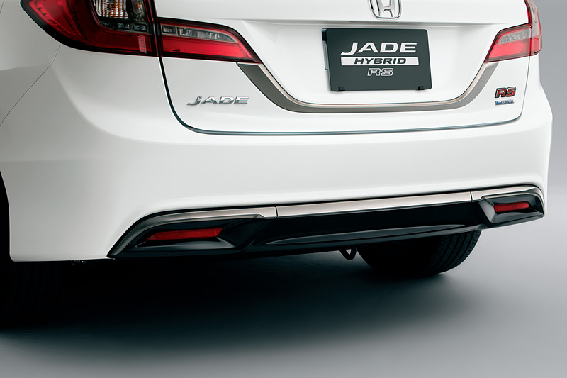 前後バンパーに追加する「ロアガーニッシュ」。写真はブラッククロームメッキで、それぞれ3万2400円