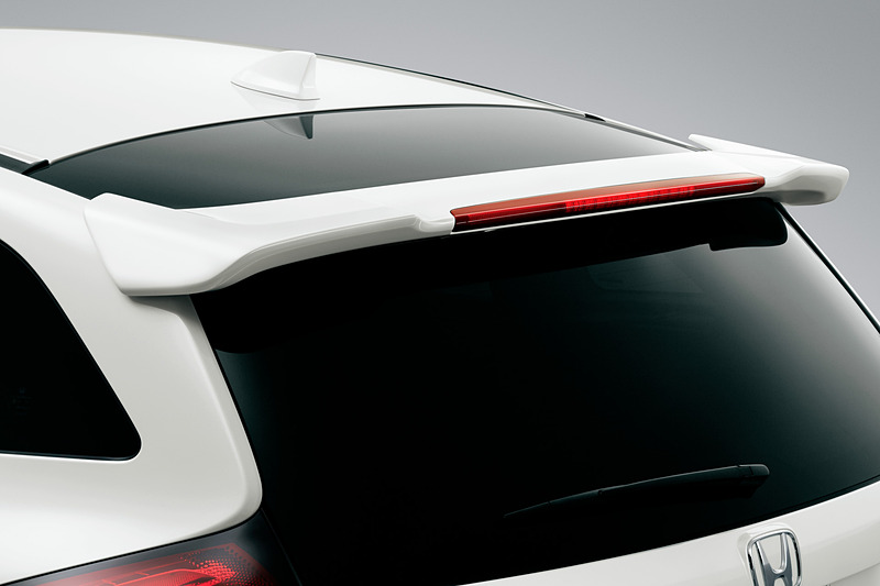 アグレッシブなウイング形状でリアビューにスポーティさを与える「テールゲートスポイラー」（取付アタッチメント付属で4万3740円）