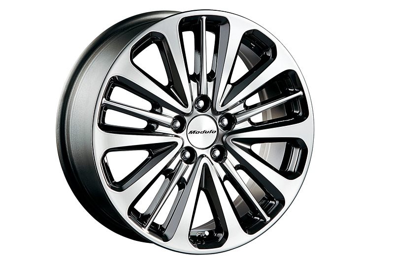 スパッタリング仕上げの18インチアルミホイール「MG-015」（4万5360円/本）