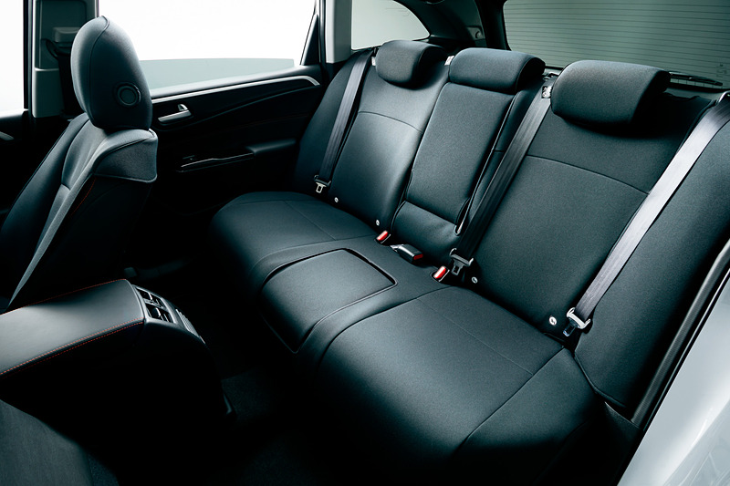 5人乗り仕様のリアシート向け「シートカバー」（フロント/リアセットで3万5640円）