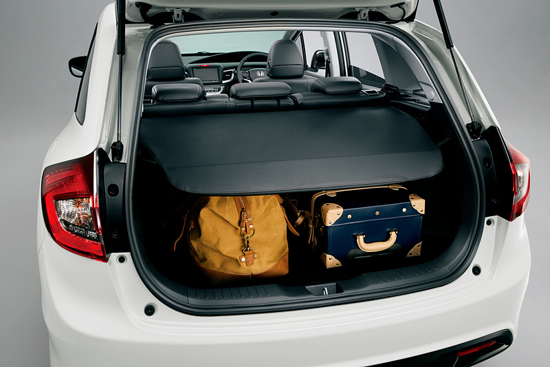 5人乗り仕様専用で合皮製の「ラゲッジカバー」（1万8360円）。荷物を出し入れするときに上げた状態でテールゲートライニング部を使って固定でき、両手をフリーにして作業できるようになっている