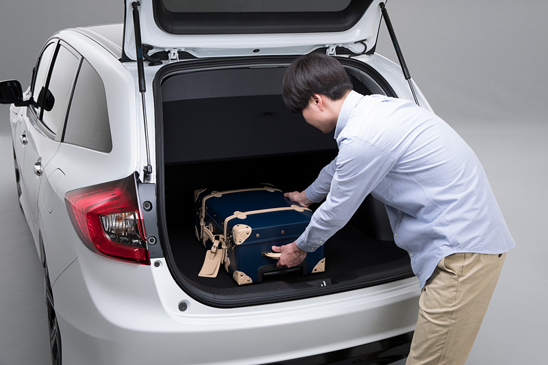 5人乗り仕様専用で合皮製の「ラゲッジカバー」（1万8360円）。荷物を出し入れするときに上げた状態でテールゲートライニング部を使って固定でき、両手をフリーにして作業できるようになっている