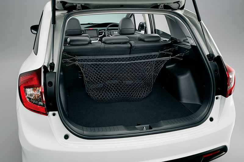 ラゲッジスペース両サイドのフックを使って荷物をソフトに固定できる「ラゲッジネット」（1万800円）