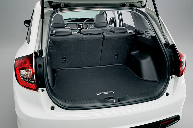 荷物を柔らかく受け止め、ラゲッジスペースのフロアを保護する「ラゲッジソフトトレイ」（1万5120円）