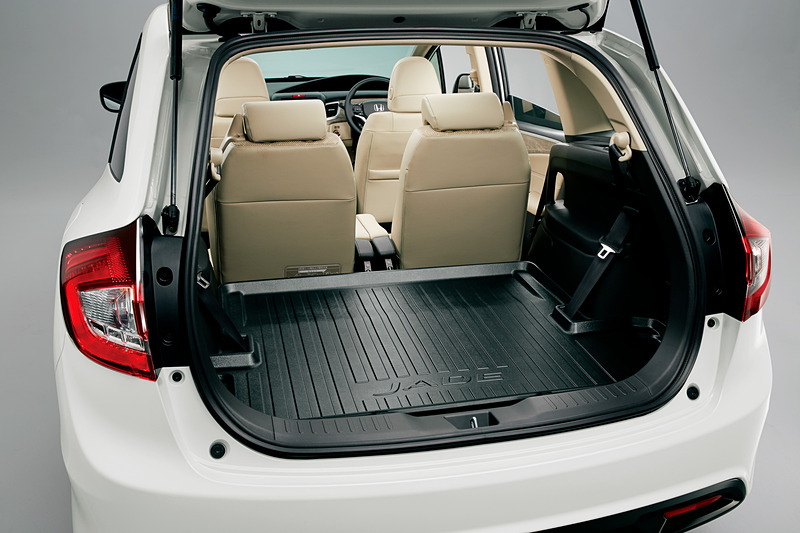 縁高タイプの「ラゲッジトレイ」は、5人乗り仕様向け（写真左）に加え、3列シートを格納状態にしたときに使う6人乗り仕様向け（写真右）もラインアップ。価格はどちらも1万4040円