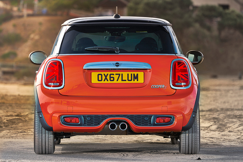 MINI 3ドアのボディサイズは3835×1725×1430mm（全長×全幅×全高）、ホイールベース2495mm。クーパー S、クーパー SDでは全長が3860mm、ジョン・クーパー・ワークスでは3875mmになる