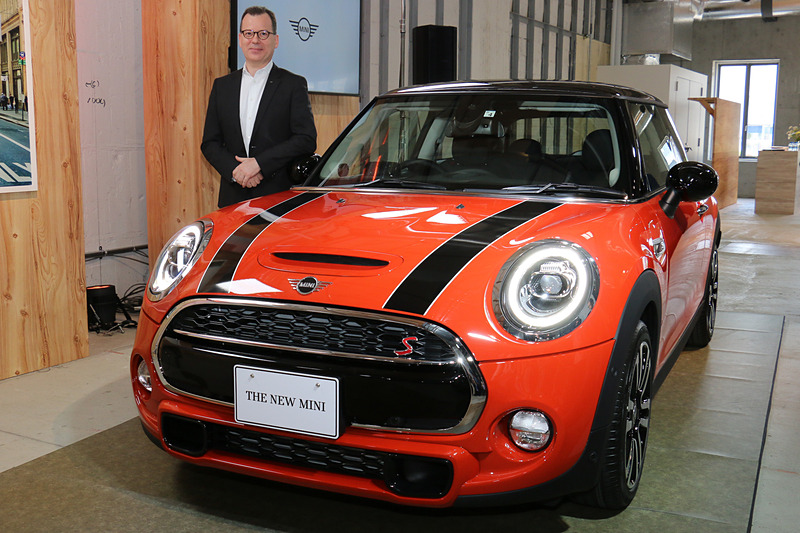 左から、MINI クーパー S 3ドア、MINI クーパー 5ドア、MINI クーパー S コンバーチブル。車両脇に立っているのは、ビー・エム・ダブリュー株式会社 MINI 本部長 フランソワ・ロカ氏