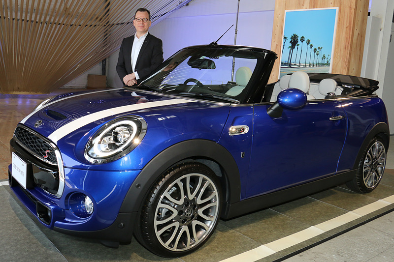 左から、MINI クーパー S 3ドア、MINI クーパー 5ドア、MINI クーパー S コンバーチブル。車両脇に立っているのは、ビー・エム・ダブリュー株式会社 MINI 本部長 フランソワ・ロカ氏
