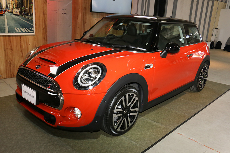 MINI クーパー S 3ドア。ボディカラーは新色の「ソラリス・オレンジ・メタリック」