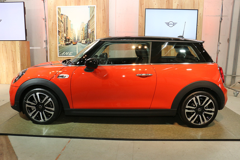 MINI クーパー S 3ドア。ボディカラーは新色の「ソラリス・オレンジ・メタリック」