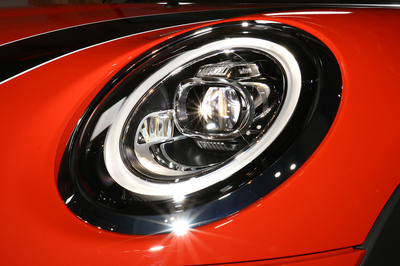 LEDヘッドライトの外周に設定されたライト・リングに、LEDのデイ・ライトとウインカーを内蔵。ヘッドライトユニットにもMINIの文字が入っている