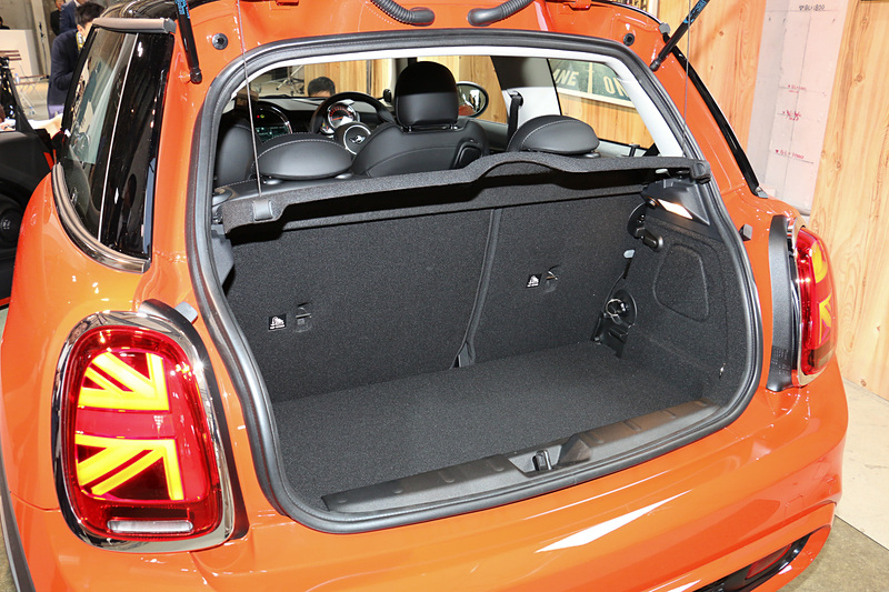 3ドアモデルのラゲッジスペース容量は211L。フロアボードの下にサブトランクも用意され、フロアボードはラゲッジスペース右側のロックで開けたままにできる