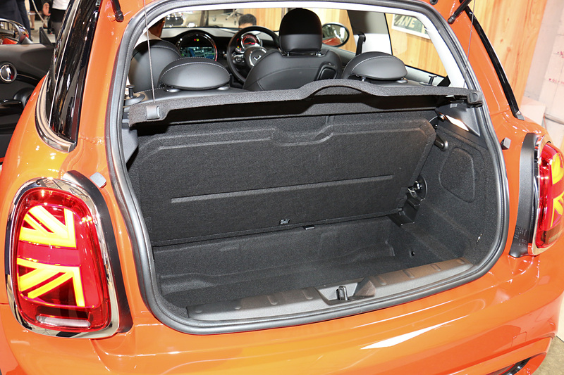 3ドアモデルのラゲッジスペース容量は211L。フロアボードの下にサブトランクも用意され、フロアボードはラゲッジスペース右側のロックで開けたままにできる