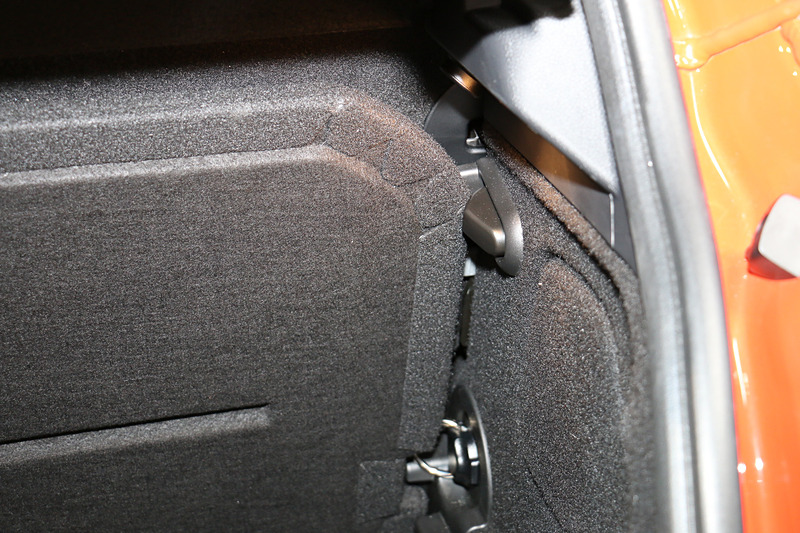 3ドアモデルのラゲッジスペース容量は211L。フロアボードの下にサブトランクも用意され、フロアボードはラゲッジスペース右側のロックで開けたままにできる