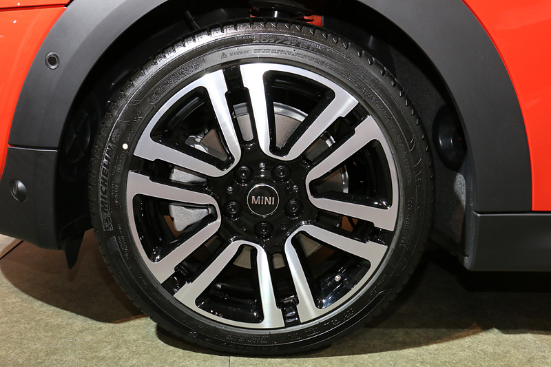 タイヤサイズは前後205/45 R17