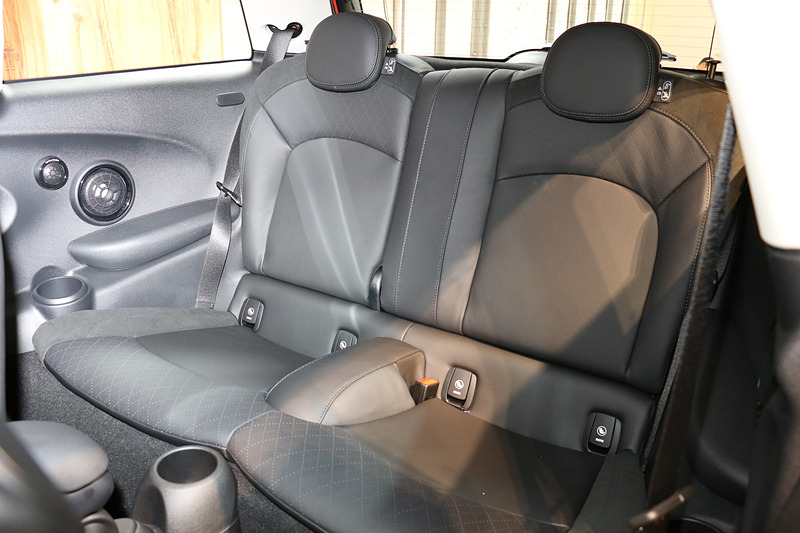 内装色はカーボン・ブラック。展示車ではオプションのスポーツシートを装着している