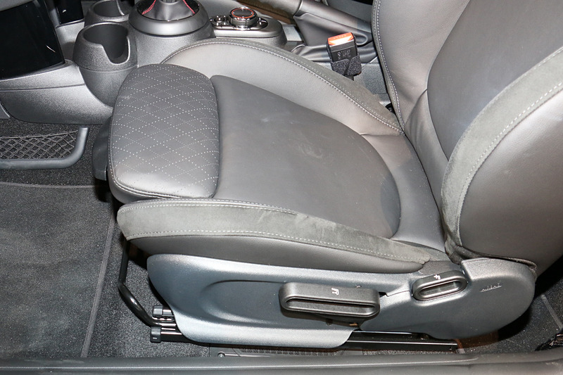 座面前方のレバーを操作して、座面長を変更できる