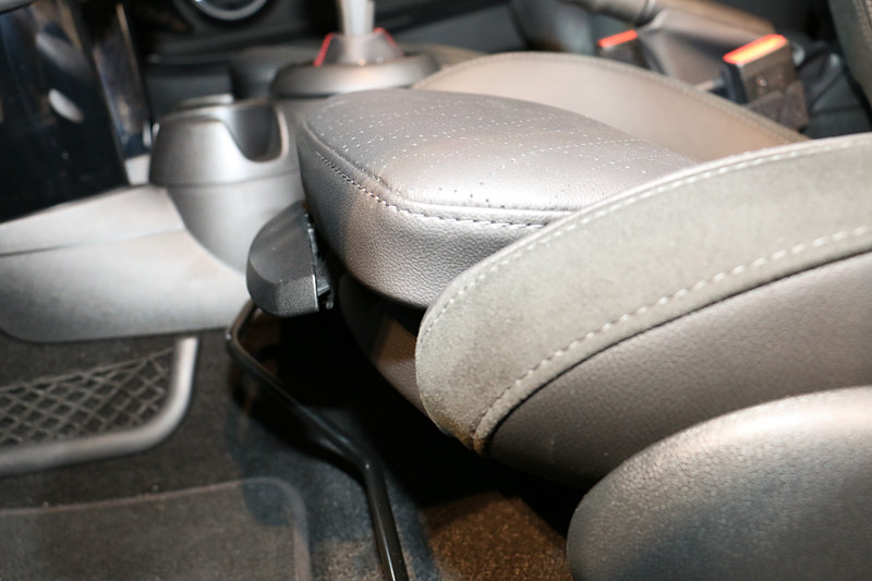 座面前方のレバーを操作して、座面長を変更できる