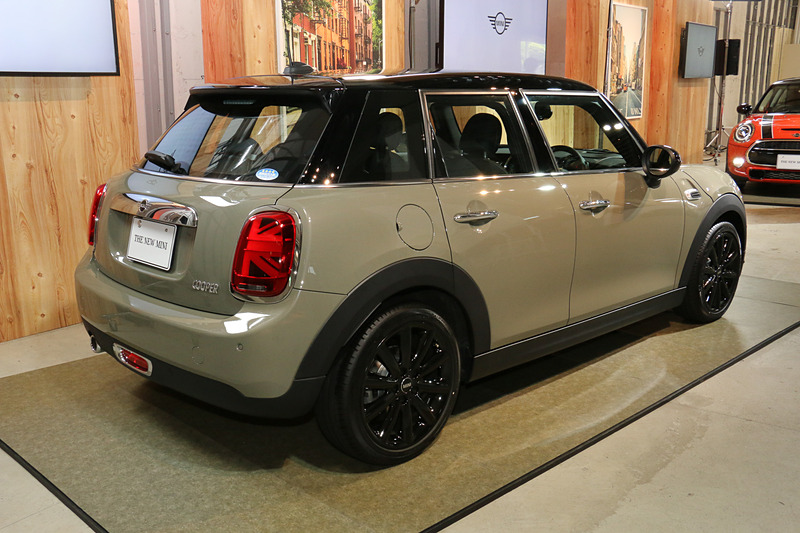 MINI クーパー 5ドア。ボディカラーは新色の「エメラルド・グレー・メタリック」