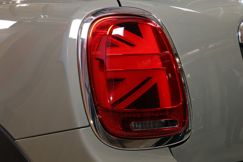 リアコンビネーションランプは、左右を合わせると英国の国旗「ユニオンジャック」になる個性的なデザイン。側面にMINIの文字が入っている